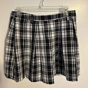Hot topic, black & white plaid pleated mini skirt ; size medium